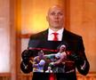 Moment genial în conferința lui Usyk și Fury: a venit deghizat în „Agentul 47” și a avut o surpriză în servietă