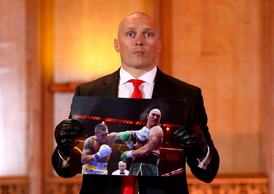 Uysk a prezentat imaginea cu semnătura lui Fury / FOTO: GettyImages Absolut genial! Usyk a venit deghizat în „Agent 47”, s-a dus în fața lui Fury și a scos un „cadou” misterios din valiză » Cei doi sunt gata de revanșa anului în box