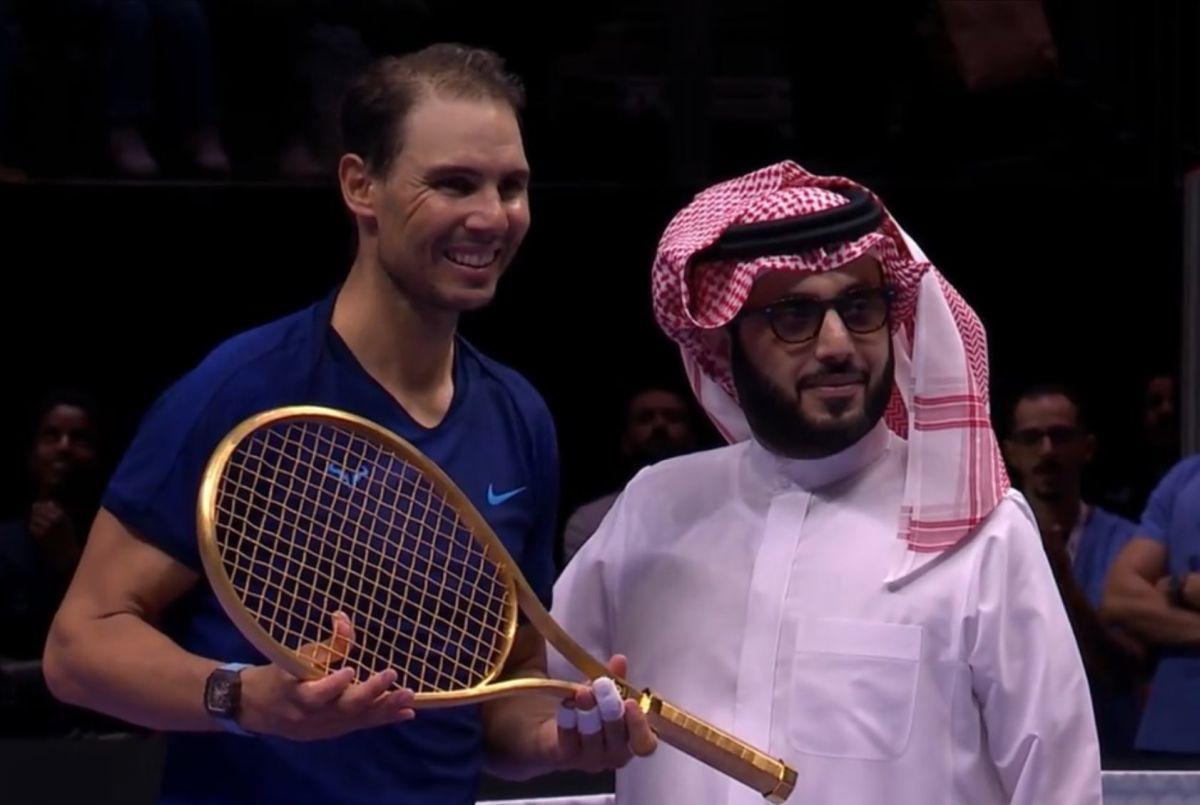 Prețul exorbitant al rachetei de aur masiv pe care a primit-o cadou Rafael Nadal de la șeicii din Arabia Saudită