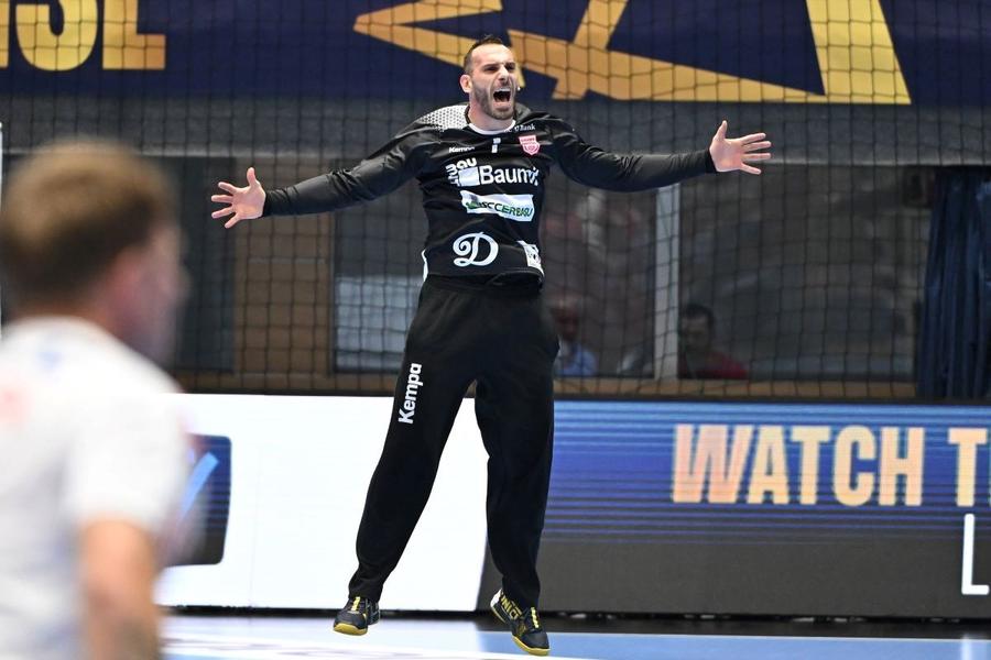 Vladimir Cupara reacționând după o minge parată Foto: Imago David Davis, antrenorul lui Dinamo, după victoria cu Sporting: „În atmosfera aceasta, fiecare gol e ca și cum am fi marcat o sută, ajută mult echipa”