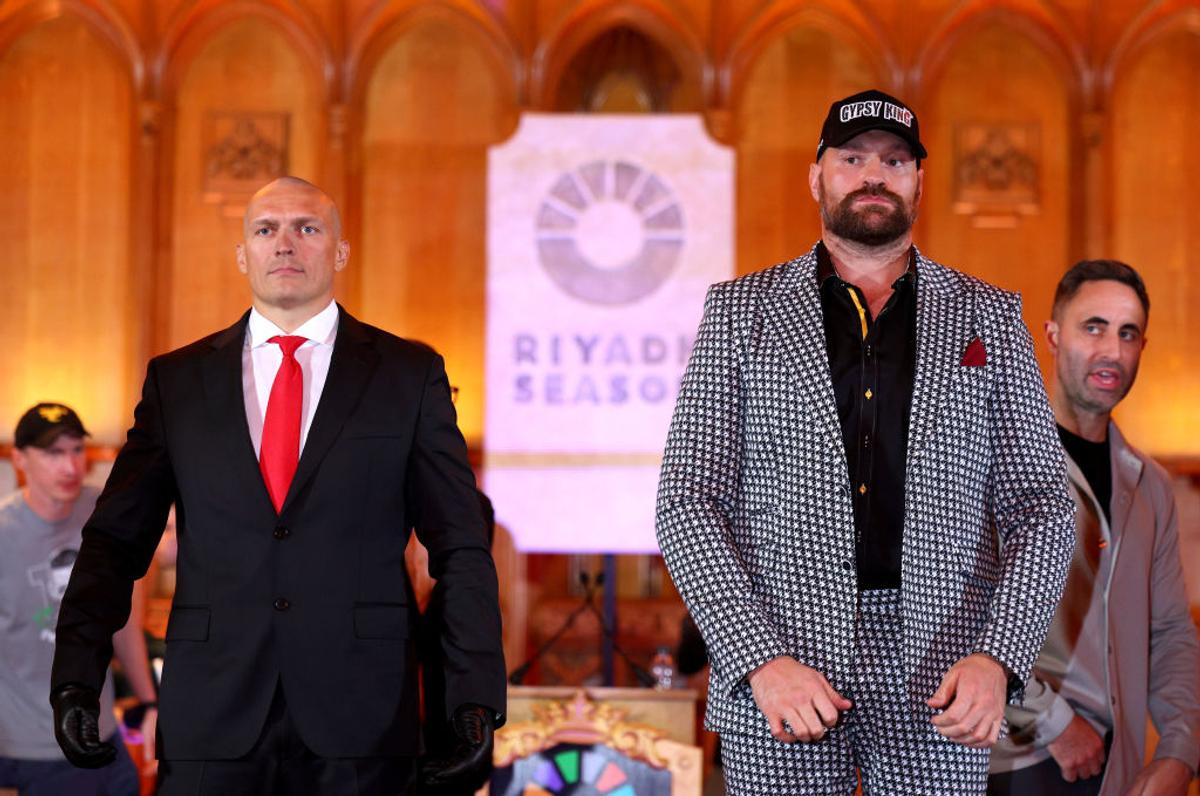 Moment genial în conferința lui Usyk și Fury: a venit deghizat în „Agentul 47” și a avut o surpriză în servietă