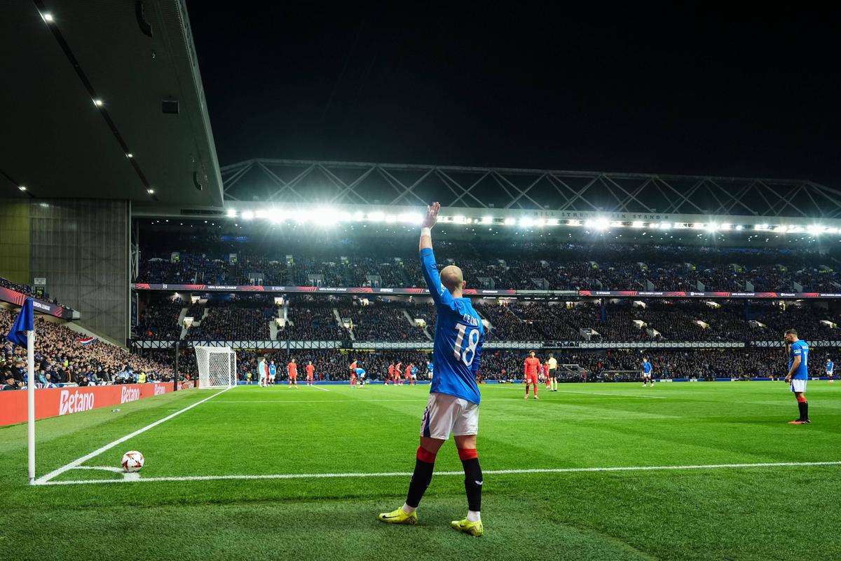 „Băieții, fără eșarfe nu vă luați bilete!” » Suporterii FCSB ar fi fost obligați de Mustață să-și cumpere eșarfe pentru a intra la meciul cu Rangers