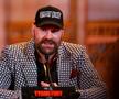 Absolut genial! Usyk a venit deghizat în „Agent 47”, s-a dus în fața lui Fury și a scos un „cadou” misterios din valiză » Cei doi sunt gata de revanșa anului în box