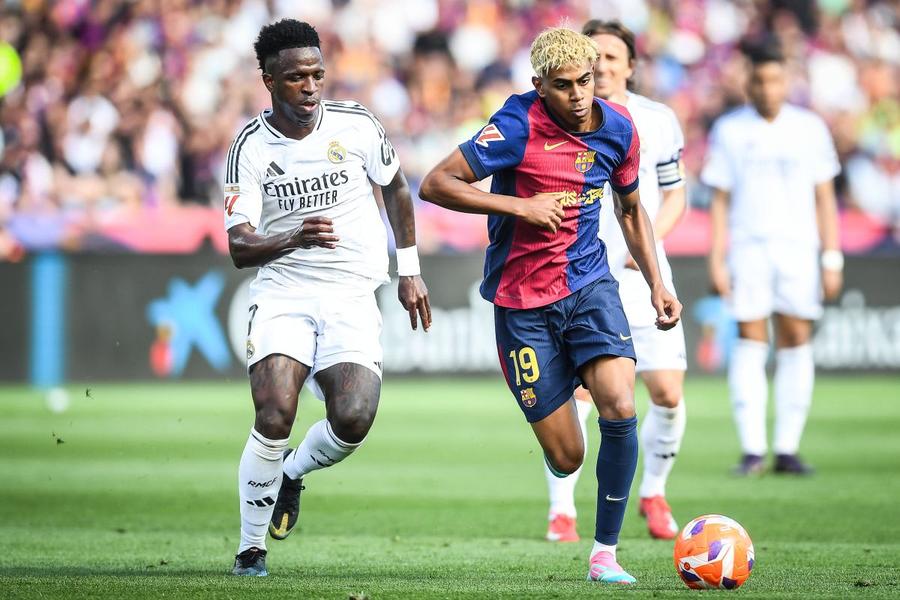 Lamine Yamal împotriva lui Vinicius jr, în ultimul El Clasico / Foto: Imago Avantaj Real Madrid în derbyul salariilor cu Barcelona: 6-4 în Top 10 » 11 jucători au peste 15 milioane de euro net pe an!