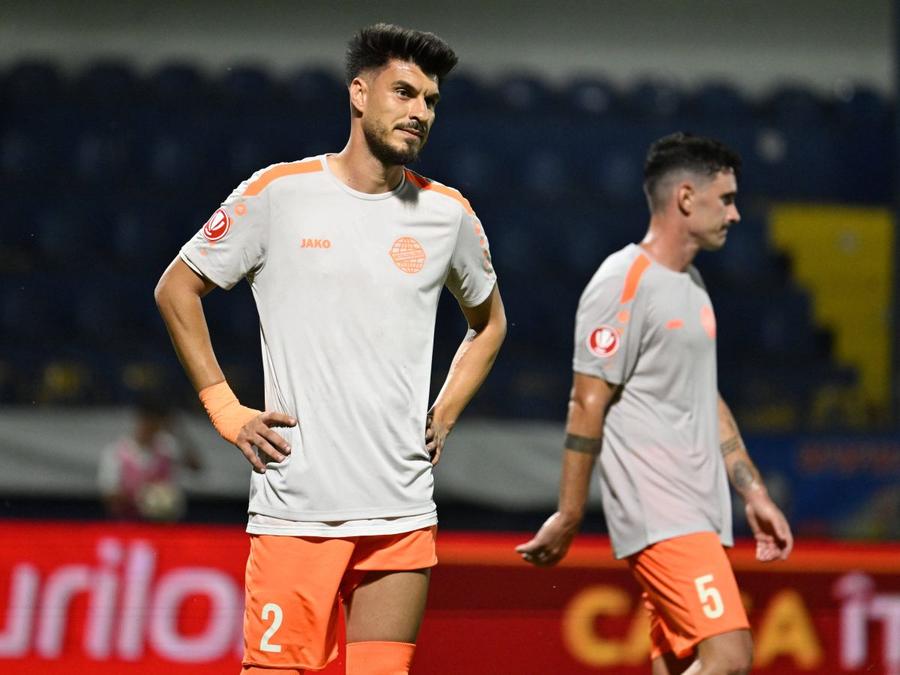 Cosmin Achim (numărul 2), în tricoul lui Metaloglobus, foto: Imago Images Adrian Mutu: „L-am dat afară din echipă pentru că paria” » Fotbalistul joacă acum în Superliga