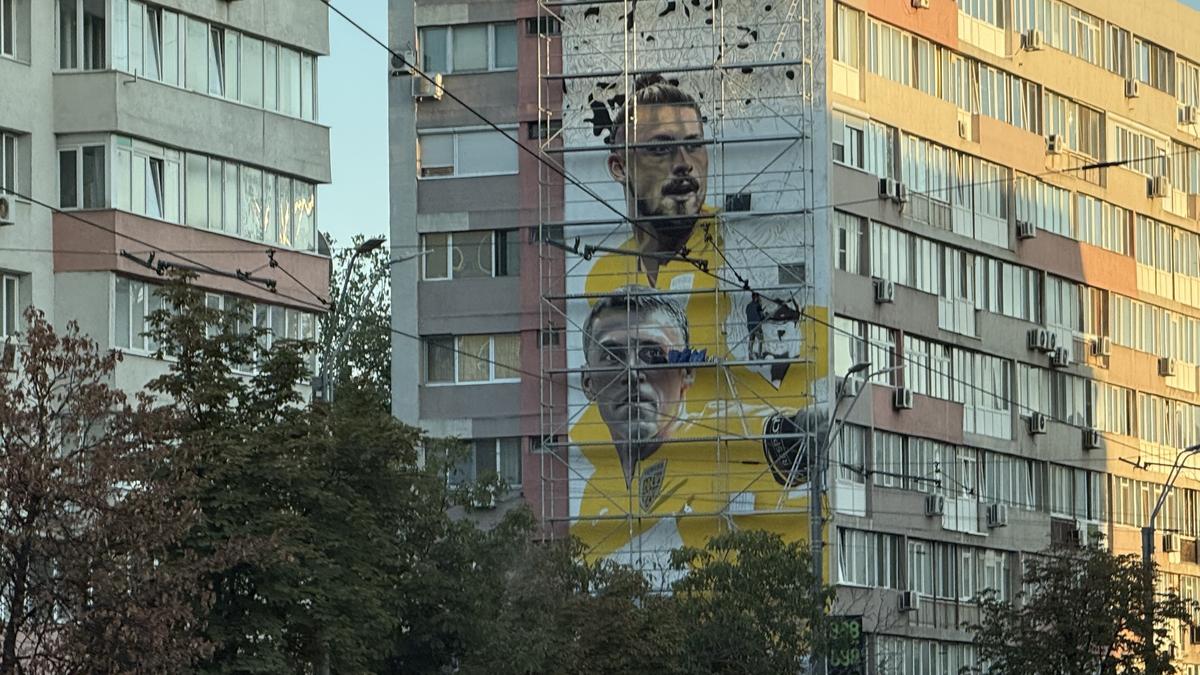 Eroii sportului românesc prind viață pe ziduri: Nicolae Stanciu, Radu Drăgușin și Nadia Comăneci, în picturi murale spectaculoase