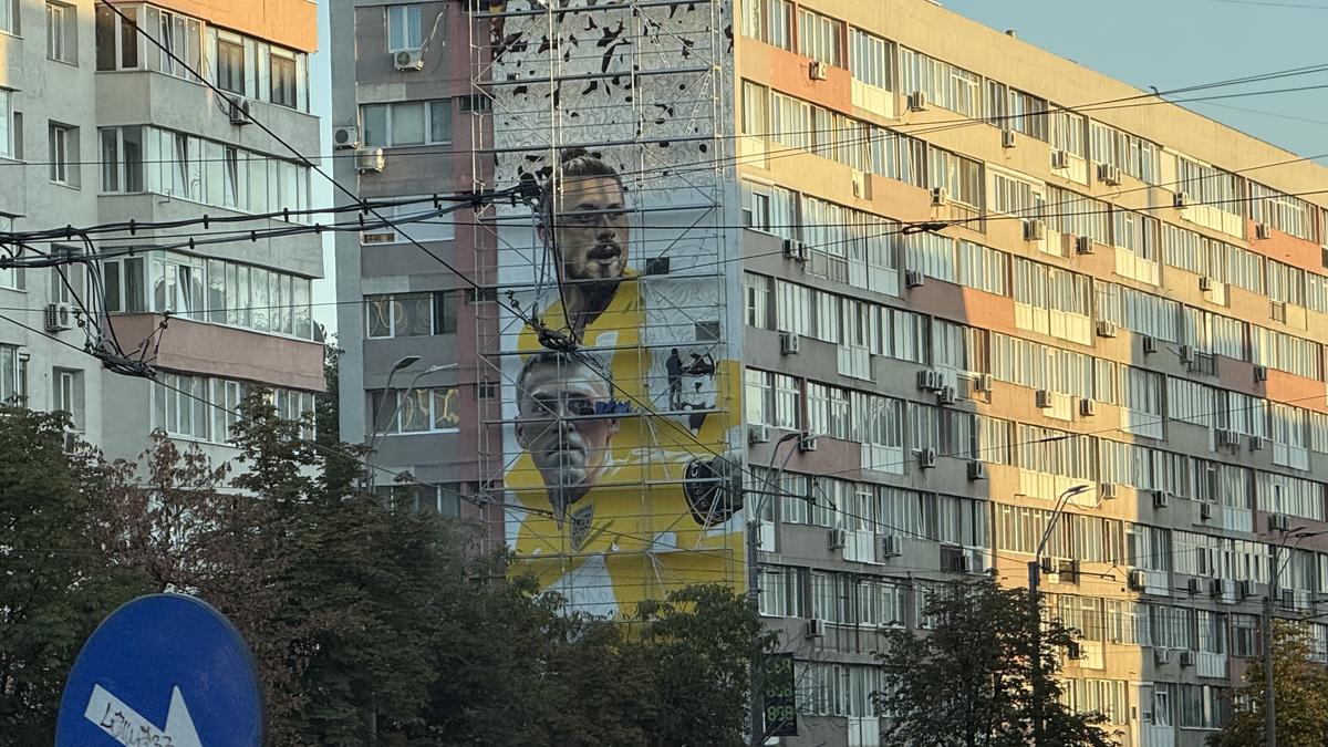Eroii sportului românesc prind viață pe ziduri: Nicolae Stanciu, Radu Drăgușin și Nadia Comăneci, în picturi murale spectaculoase