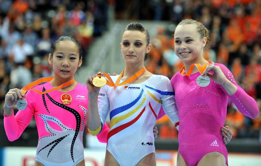 Ana Porgras, cu medalia mondială de aur, alături de Deng Linlin (China) și Rebecca Bross (SUA) Foto: Imago Images Sabrina Voinea și Denisa Golgotă intră în lupta pentru medalii în ultima zi a Campionatelor Mondiale de la Jakarta
