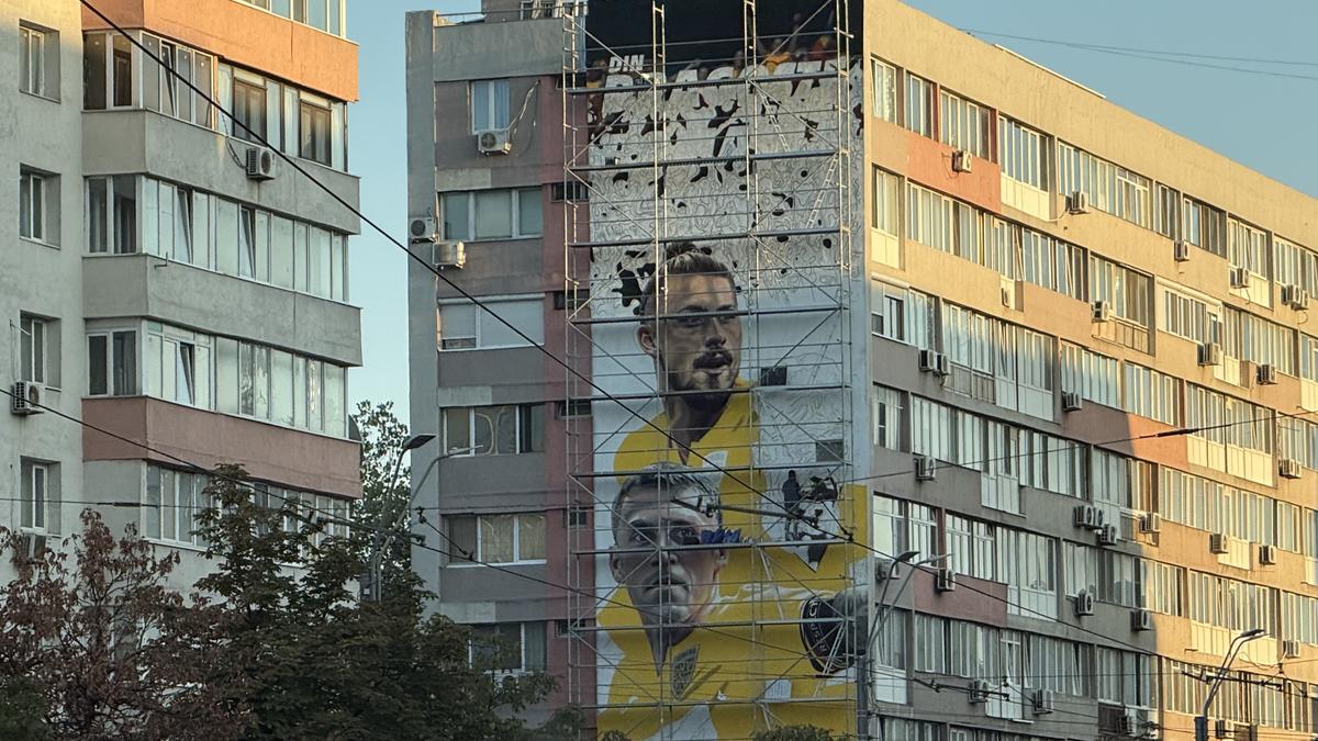 Eroii sportului românesc prind viață pe ziduri: Nicolae Stanciu, Radu Drăgușin și Nadia Comăneci, în picturi murale spectaculoase