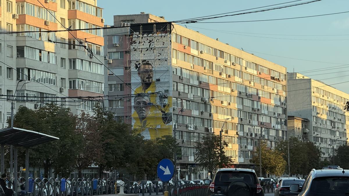 Eroii sportului românesc prind viață pe ziduri: Nicolae Stanciu, Radu Drăgușin și Nadia Comăneci, în picturi murale spectaculoase