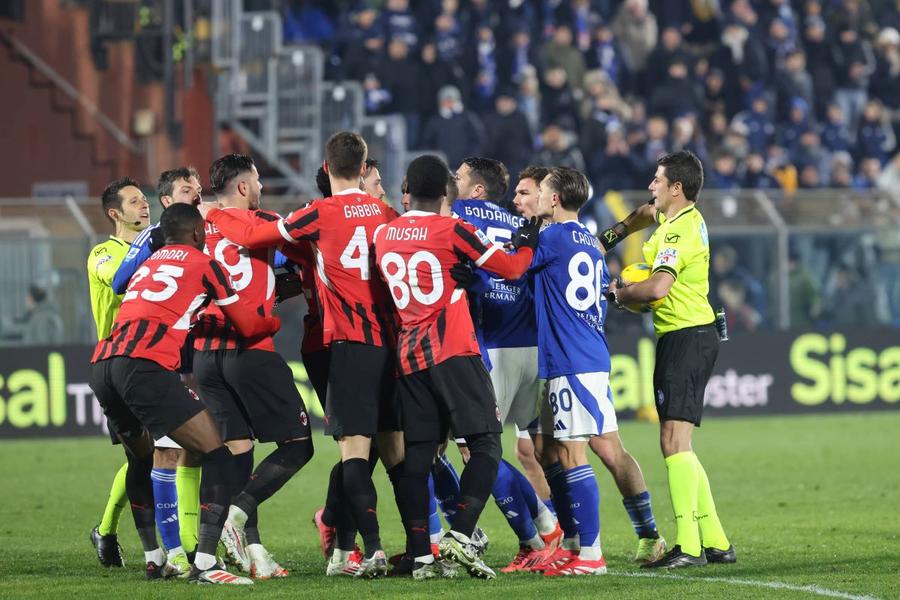 Fază de la ultima confruntare Como - AC Milan din ianuarie 2025 / Foto: Imago Și Uniunea Europeană se opune exportării fotbalului! » Australia contraatacă însă și așteaptă aprobarea FIFA