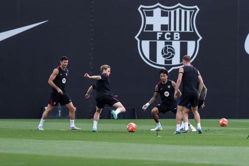 Imagine de la un antrenament al Barcelonei, cu doi absenți siguri (Lewandowski și Raphinha) și unul sub semnul întrebării (De Jong) pentru El Clasico / Foto: Imago