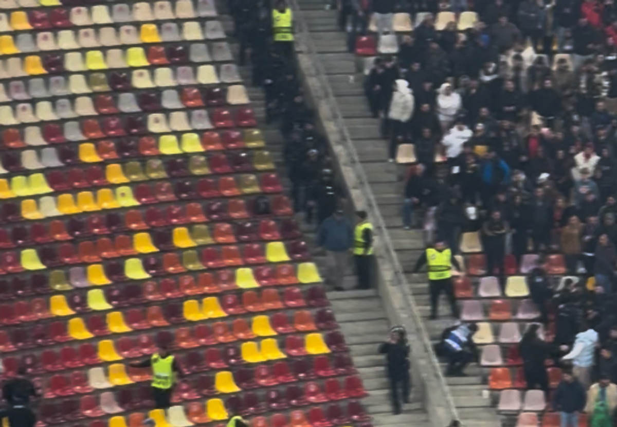Incidente pe Arena Națională la FCSB - Rapid! Fanii giuleșteni au vrut să meargă peste roș-albaștri, Jandarmeria i-a scos din stadion!
