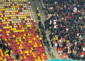 Incidente pe Arena Națională la FCSB - Rapid! Fanii giuleșteni au vrut să meargă peste roș-albaștri, Jandarmeria i-a scos din stadion!