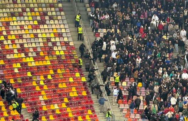 Incidente pe Arena Națională la FCSB - Rapid! Fanii giuleșteni au vrut să meargă peste roș-albaștri, Jandarmeria i-a scos din stadion!