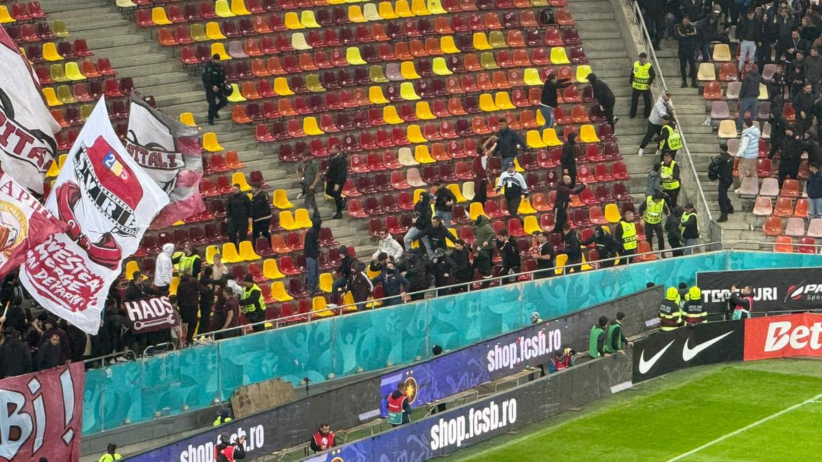 Incidente pe Arena Națională la FCSB - Rapid! Fanii giuleșteni au vrut să meargă peste roș-albaștri, Jandarmeria i-a scos din stadion!