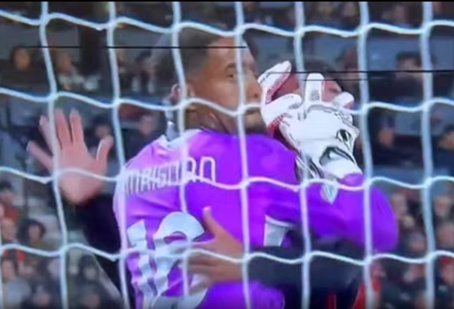 Gestul lui Mike Maignan i-a atras eliminareaîn Europa League, în Bournemouth - AC Milan 3-0 Fanii l-au atacat rasist pe Mike Maignan după eliminarea cu Bournemouth! » Ce măsuri a luat Milan cu portarul