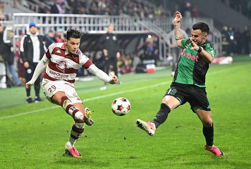 Nicolae Pîrvulescu, încercând aici să-l blocheze pe Alexandru Dobre / foto: Imago Images