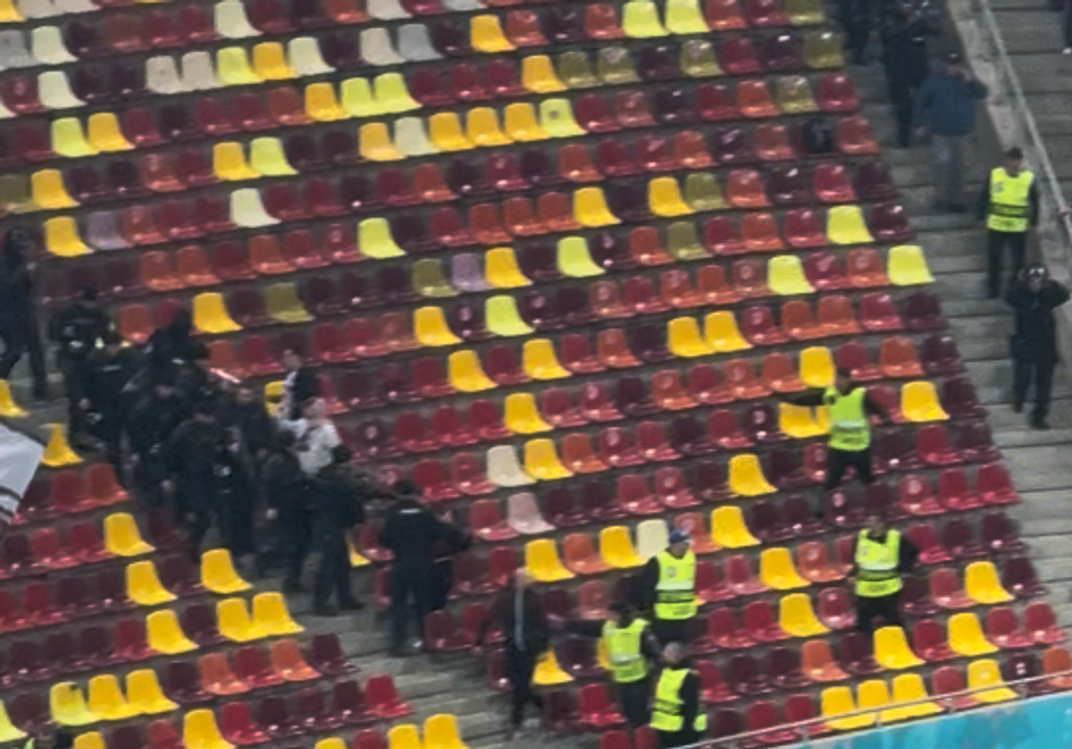 Incidente pe Arena Națională la FCSB - Rapid! Fanii giuleșteni au vrut să meargă peste roș-albaștri, Jandarmeria i-a scos din stadion!