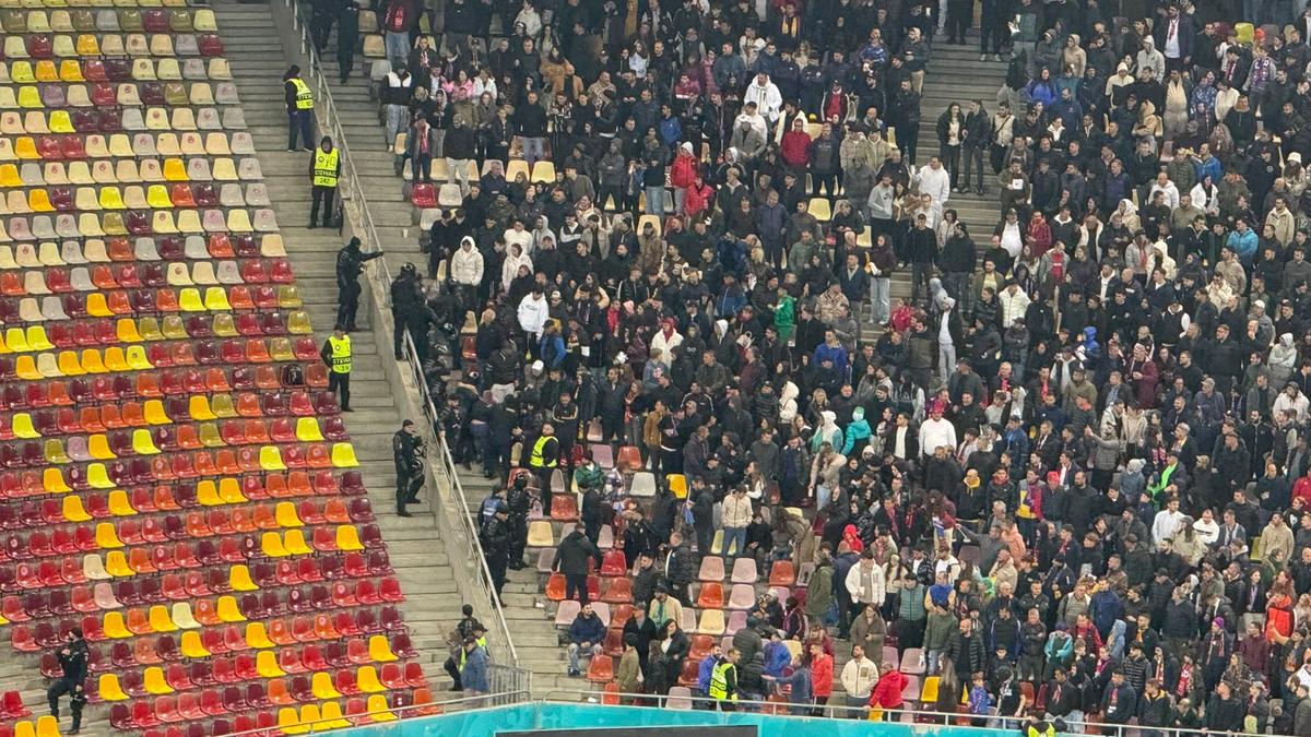 Incidente pe Arena Națională la FCSB - Rapid! Fanii giuleșteni au vrut să meargă peste roș-albaștri, Jandarmeria i-a scos din stadion!