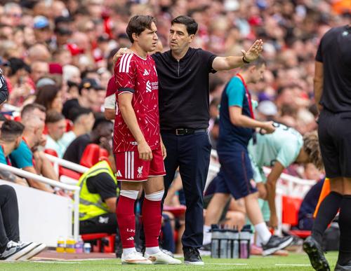 Federico Chiesa, primind indicații de la managerul Andoni Iraola, înaintea intrării într-un amical jucat în vară de Liverpool cu Monaco / Foto: Imago