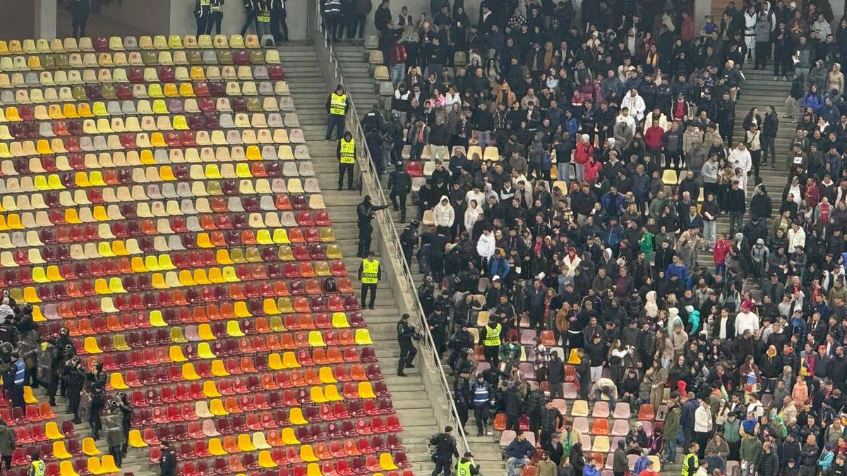 Incidente pe Arena Națională la FCSB - Rapid! Fanii giuleșteni au vrut să meargă peste roș-albaștri, Jandarmeria i-a scos din stadion!