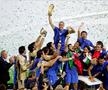 Fabio Cannavaro, în tricoul naționalei Italiei, ridicând trofeul mondial în 2006 / Foto: Imago