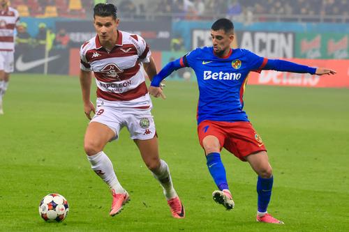 Alex Dobre vs Meriton Korenica, în FCSB - Rapid // foto: Ionuț Iordache și Cristi Preda (GSP.ro)
