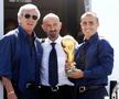 Fabio Cannavaro, în tricoul naționalei Italiei, ridicând trofeul mondial în 2006 / Foto: Imago