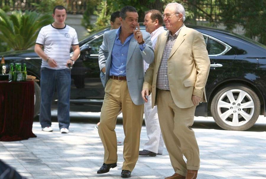 Viorel Păunescu și Gigi Becali, imagine din arhiva Gazetei Sporturilor Regretul lui Gigi Becali pentru Viorel Păunescu: „Are milioane multe, dar nu va avea îngerii lângă el”