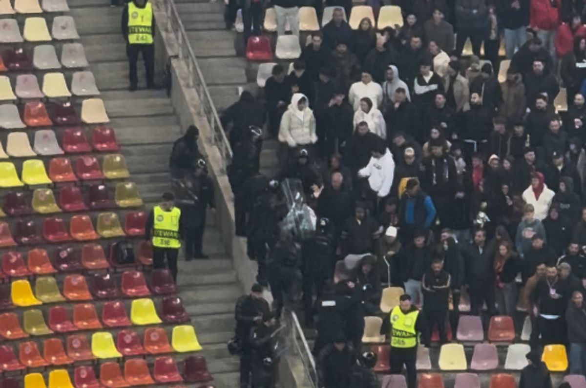 Incidente pe Arena Națională la FCSB - Rapid! Fanii giuleșteni au vrut să meargă peste roș-albaștri, Jandarmeria i-a scos din stadion!