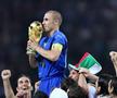 Fabio Cannavaro, în tricoul naționalei Italiei, ridicând trofeul mondial în 2006 / Foto: Imago