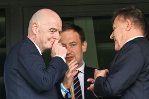 Președintele FIFA a început să râdă: „V-ați gândit să demisionați?”