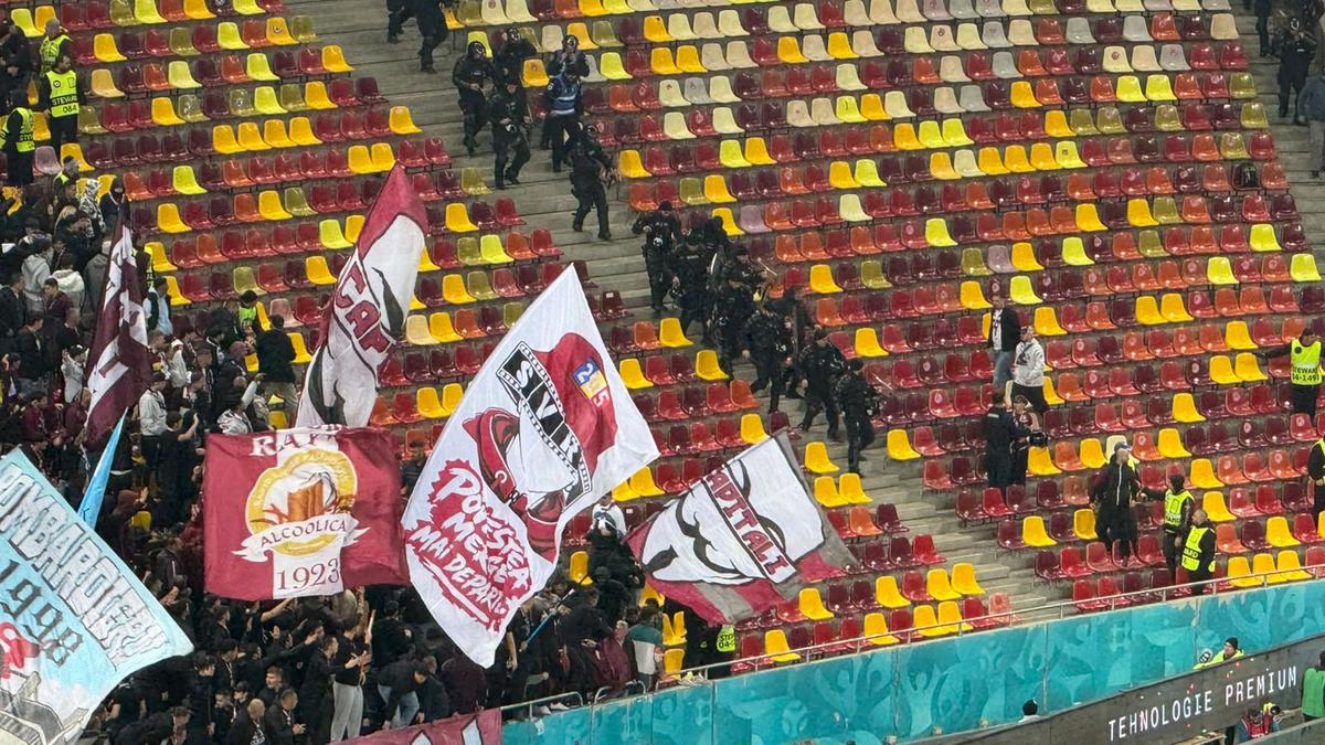 Incidente pe Arena Națională la FCSB - Rapid! Fanii giuleșteni au vrut să meargă peste roș-albaștri, Jandarmeria i-a scos din stadion!