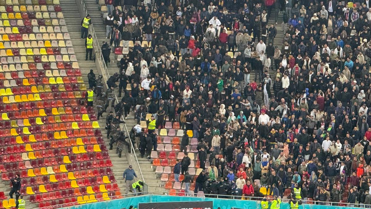 Incidente pe Arena Națională la FCSB - Rapid! Fanii giuleșteni au vrut să meargă peste roș-albaștri, Jandarmeria i-a scos din stadion!