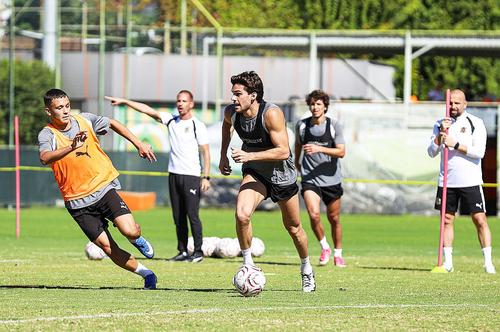 Ianis Hagi la unul dintre antrenament, cu Joao Pereira pe fundal / foto: X @ Alanyaspor