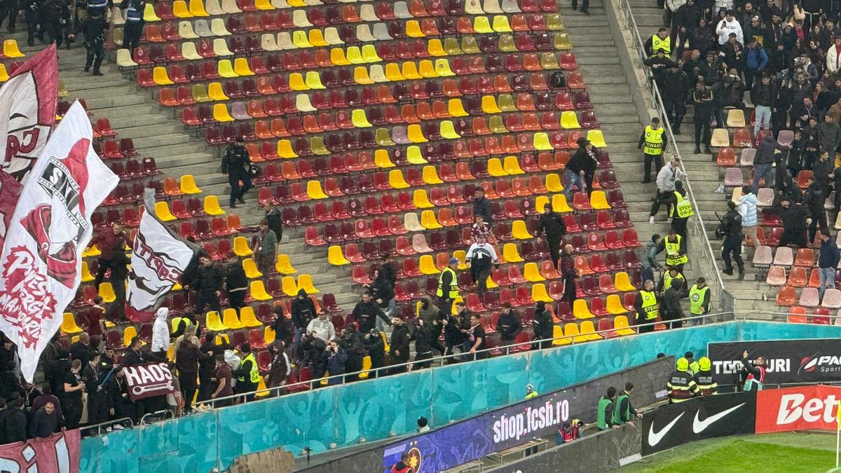 Incidente pe Arena Națională la FCSB - Rapid! Fanii giuleșteni au vrut să meargă peste roș-albaștri, Jandarmeria i-a scos din stadion!