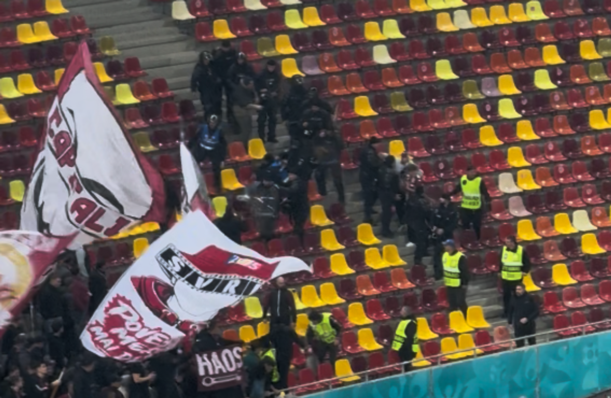 Incidente pe Arena Națională la FCSB - Rapid! Fanii giuleșteni au vrut să meargă peste roș-albaștri, Jandarmeria i-a scos din stadion!