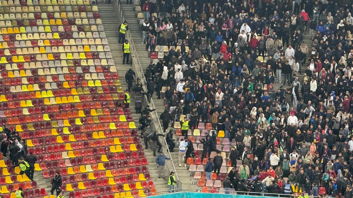 Incidente pe Arena Națională la FCSB - Rapid! Fanii giuleșteni au vrut să meargă peste roș-albaștri, Jandarmeria i-a scos din stadion!