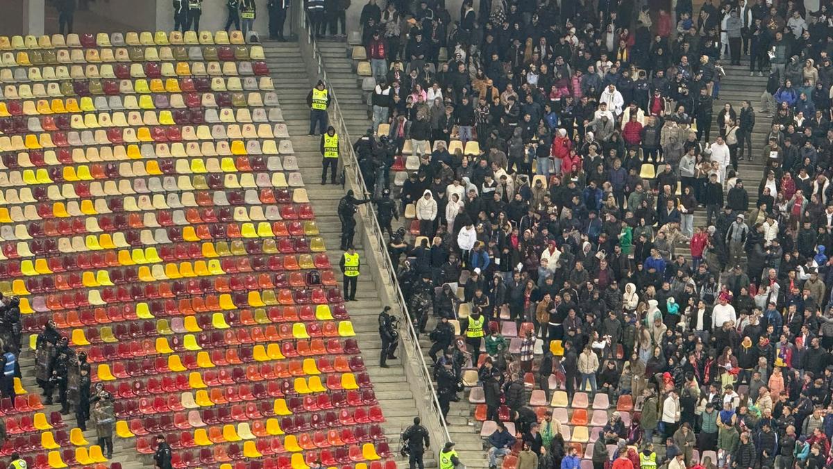 Incidente pe Arena Națională la FCSB - Rapid! Fanii giuleșteni au vrut să meargă peste roș-albaștri, Jandarmeria i-a scos din stadion!