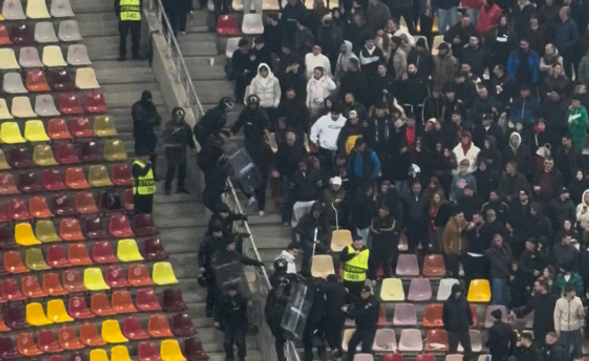 Incidente pe Arena Națională la FCSB - Rapid! Fanii giuleșteni au vrut să meargă peste roș-albaștri, Jandarmeria i-a scos din stadion!