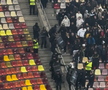 Incidente pe Arena Națională la FCSB - Rapid! Fanii giuleșteni au vrut să meargă peste roș-albaștri, Jandarmeria i-a scos din stadion!