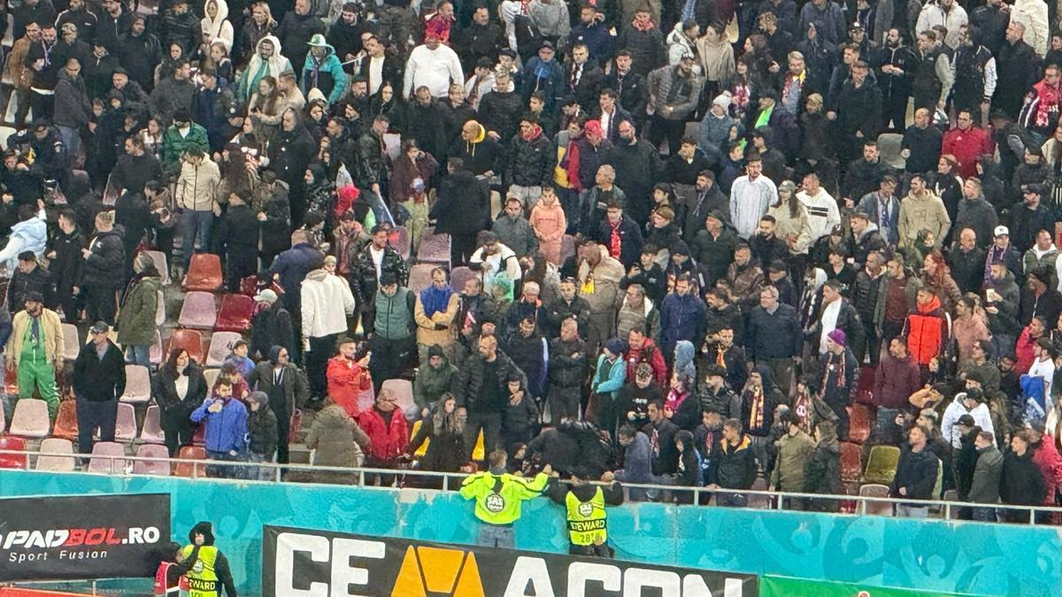 Incidente pe Arena Națională la FCSB - Rapid! Fanii giuleșteni au vrut să meargă peste roș-albaștri, Jandarmeria i-a scos din stadion!
