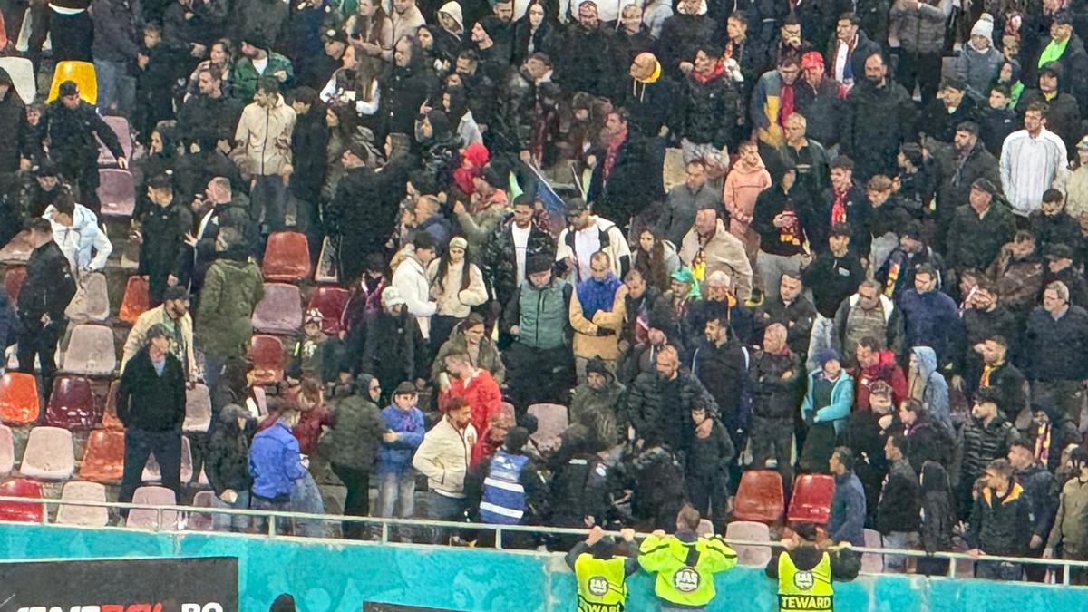 Incidente pe Arena Națională la FCSB - Rapid! Fanii giuleșteni au vrut să meargă peste roș-albaștri, Jandarmeria i-a scos din stadion!