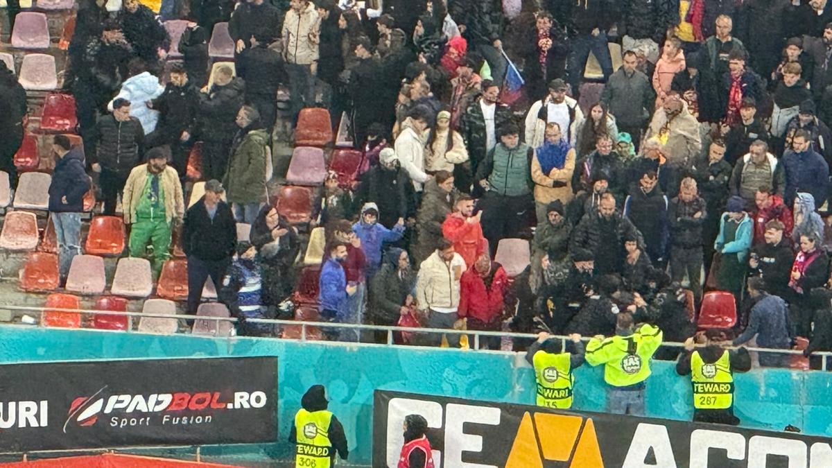 Incidente pe Arena Națională la FCSB - Rapid! Fanii giuleșteni au vrut să meargă peste roș-albaștri, Jandarmeria i-a scos din stadion!