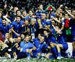 Fabio Cannavaro, în tricoul naționalei Italiei, ridicând trofeul mondial în 2006 / Foto: Imago