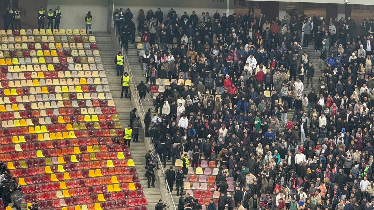 Incidente pe Arena Națională la FCSB - Rapid! Fanii giuleșteni au vrut să meargă peste roș-albaștri, Jandarmeria i-a scos din stadion!
