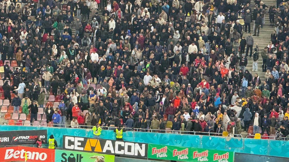 Incidente pe Arena Națională la FCSB - Rapid! Fanii giuleșteni au vrut să meargă peste roș-albaștri, Jandarmeria i-a scos din stadion!