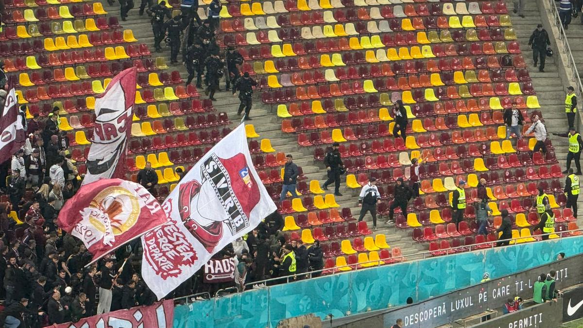 Incidente pe Arena Națională la FCSB - Rapid! Fanii giuleșteni au vrut să meargă peste roș-albaștri, Jandarmeria i-a scos din stadion!