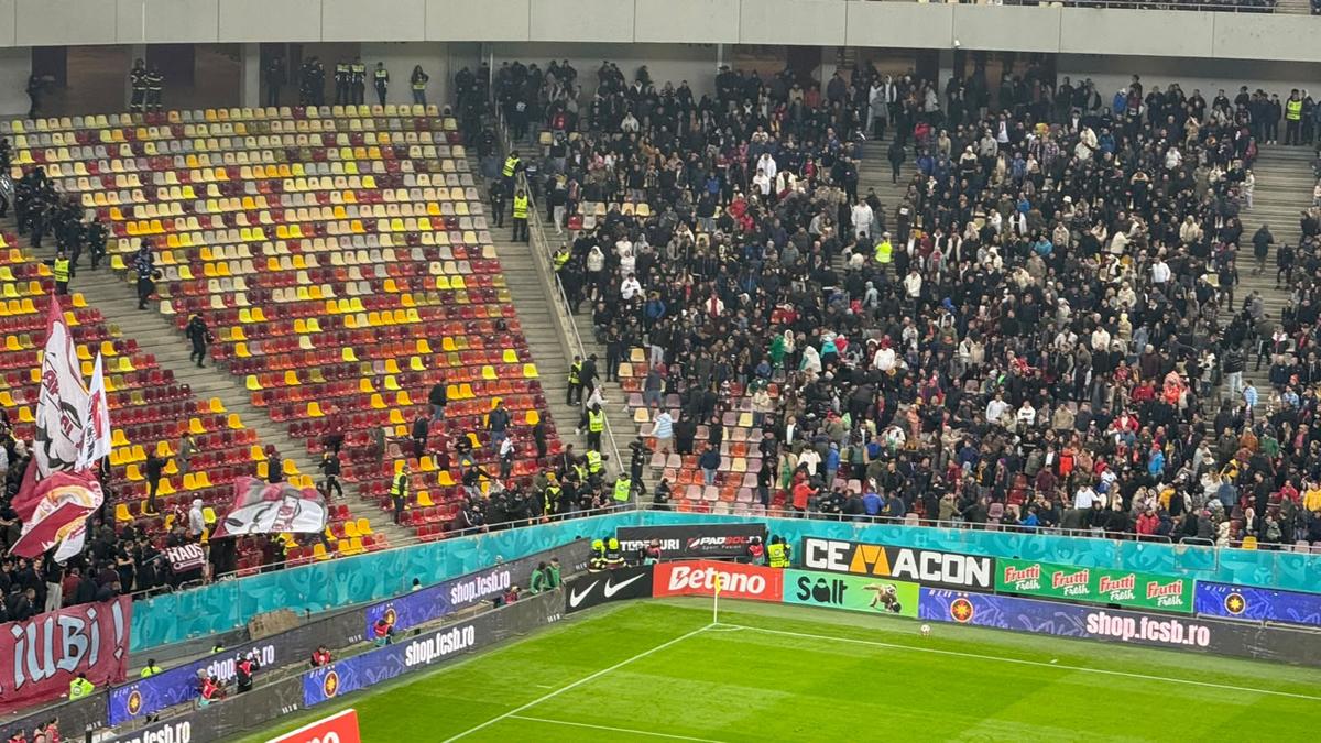 Incidente pe Arena Națională la FCSB - Rapid! Fanii giuleșteni au vrut să meargă peste roș-albaștri, Jandarmeria i-a scos din stadion!